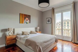 6 bedrooms, desk, iron/ironing board, travel cot
