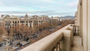 Un paisaje urbano con edificios históricos y cielo despejado.