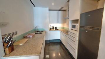 Deluxe Single Room, Balcony, City View | Private kitchen | Full-size fridge, microwave, oven, stovetop