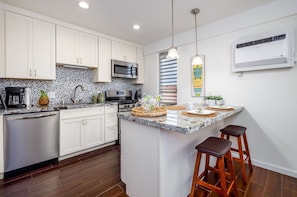 Condo, 1 quarto | Cozinha privada | Geladeira, fogão, cafeteira/chaleira, torradeira