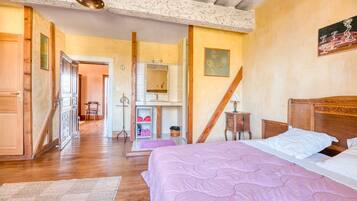 Iron/ironing board, bed sheets