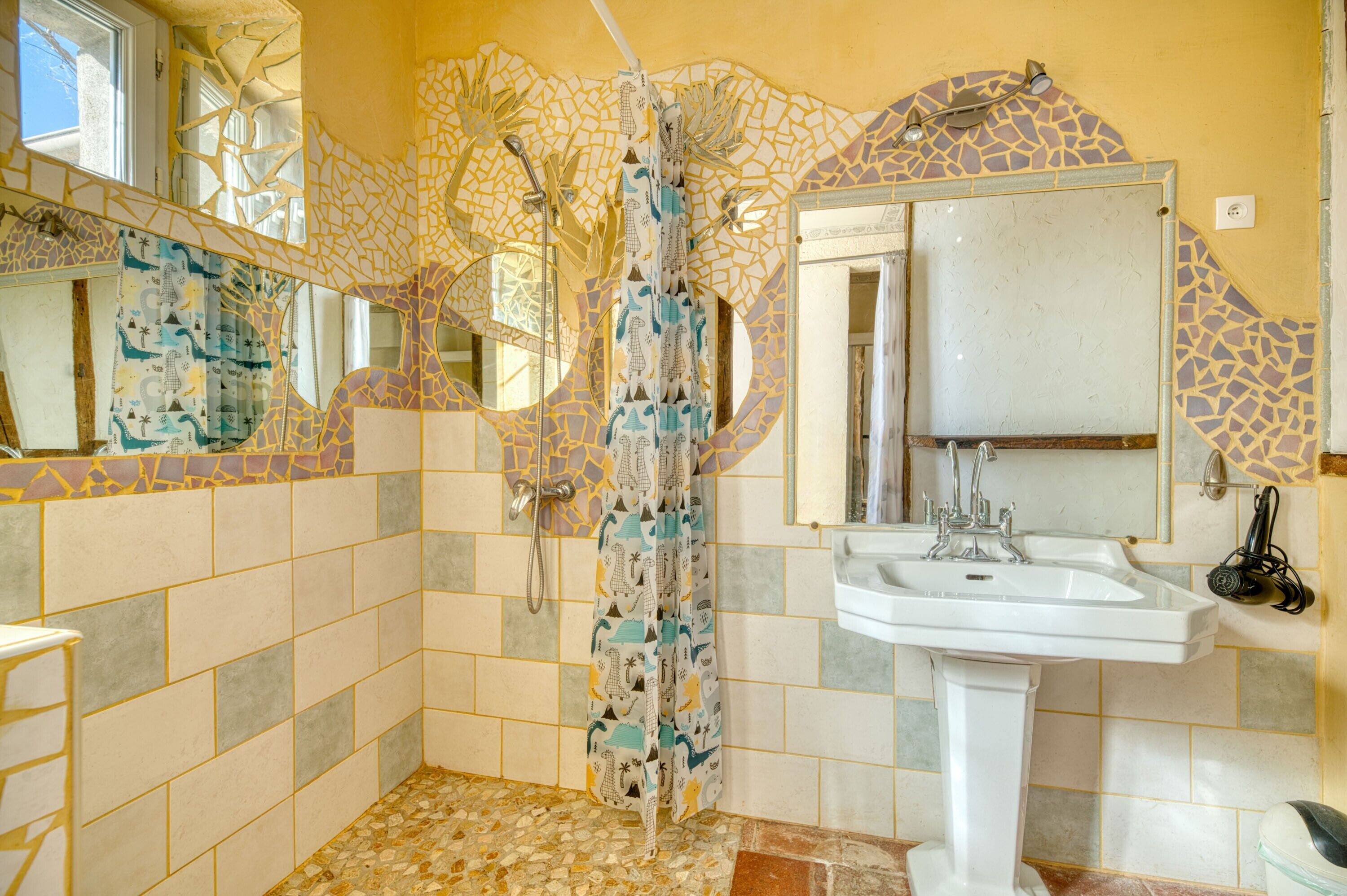 Douche, articles de toilette gratuits, sèche-cheveux