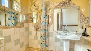 Douche, articles de toilette gratuits, sèche-cheveux