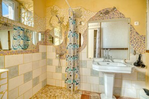 Douche, articles de toilette gratuits, sèche-cheveux