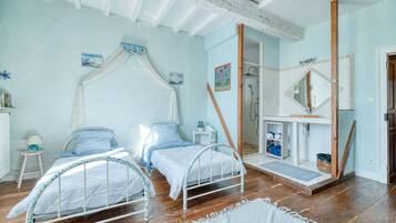 Tabla de planchar con plancha y ropa de cama