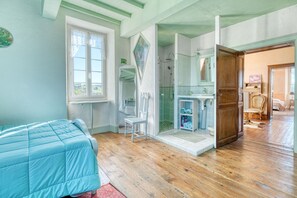 5 chambres, fer et planche à repasser, draps fournis