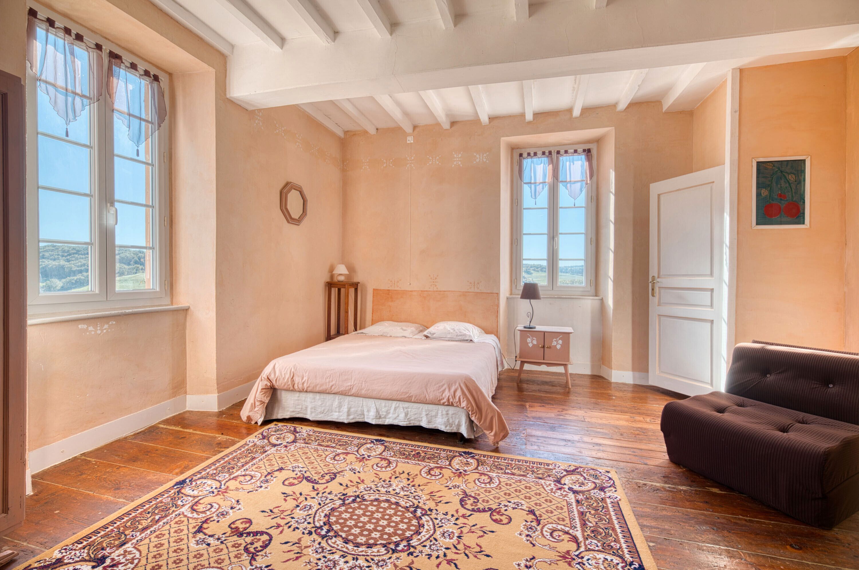 5 dormitorios, tabla de planchar con plancha, ropa de cama