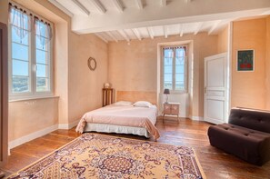 5 bedrooms, iron/ironing board, bed sheets