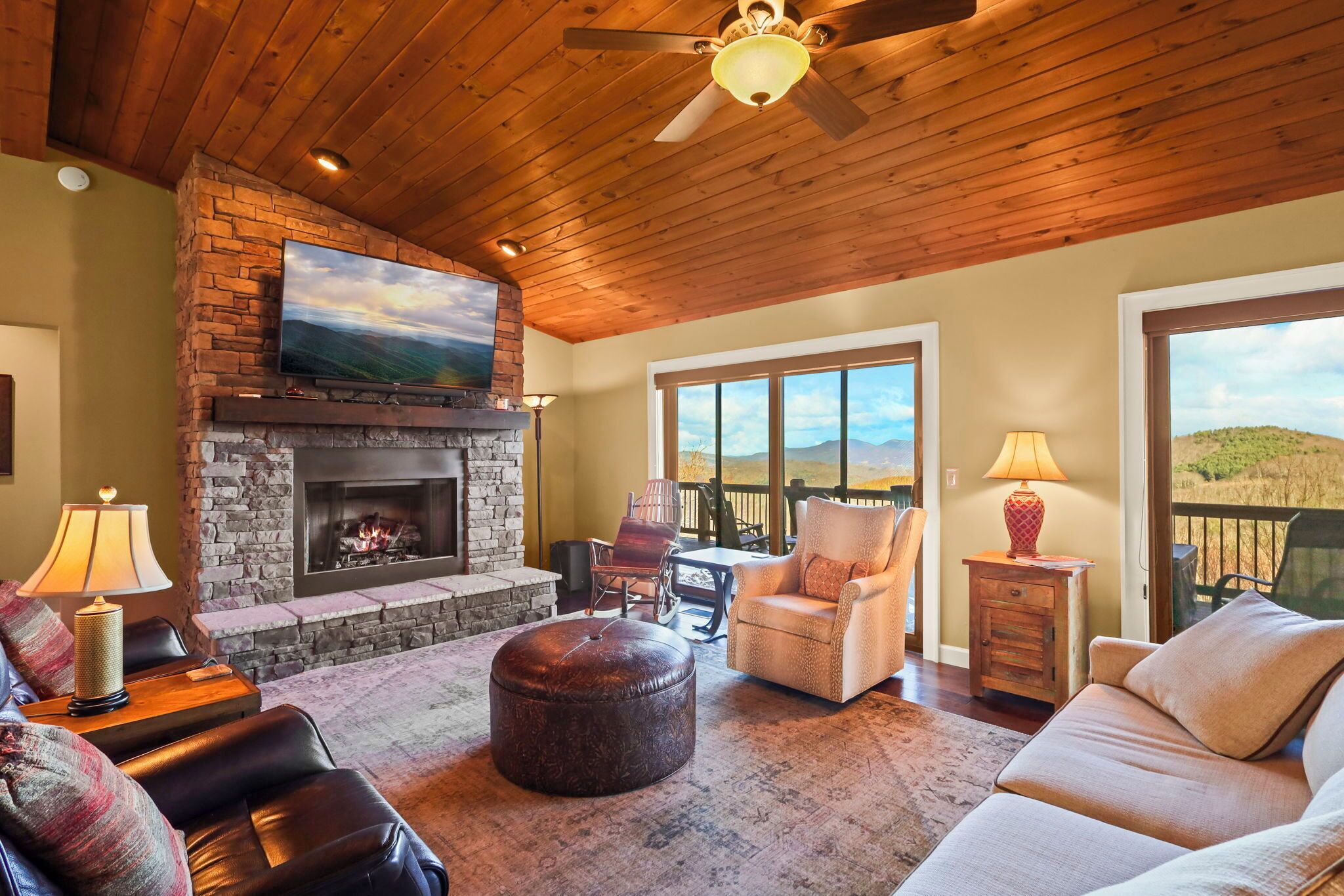 Televisión, chimenea, mesa de ping pong