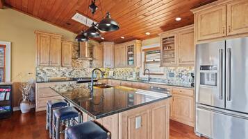 ثلاجة، ميكروويف، فرن، موقد طهي مسطح