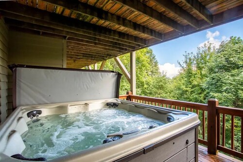 4100 Sq Ft 5BR Modern Cabin with Sweeping Long Range Views, Hot Tub + Game Room!