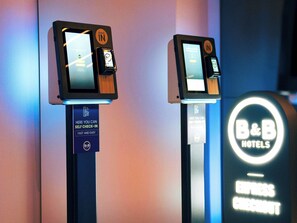 منصة إجراءات تسجيل الوصول/المغادرة