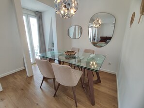 Dining - Lisbon, renovated T2+1 apartment with balcony near Saldanha, Estefânia, Lisbon (Lisboa ciudad)