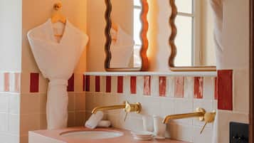 The Signature | Bathroom | Shower, hair dryer, towels, soap