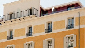 A multi-story building with balconies and windows. - Hotel Posidonia (Nice)