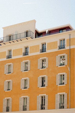 Un immeuble à plusieurs étages doté de balcons et de fenêtres.