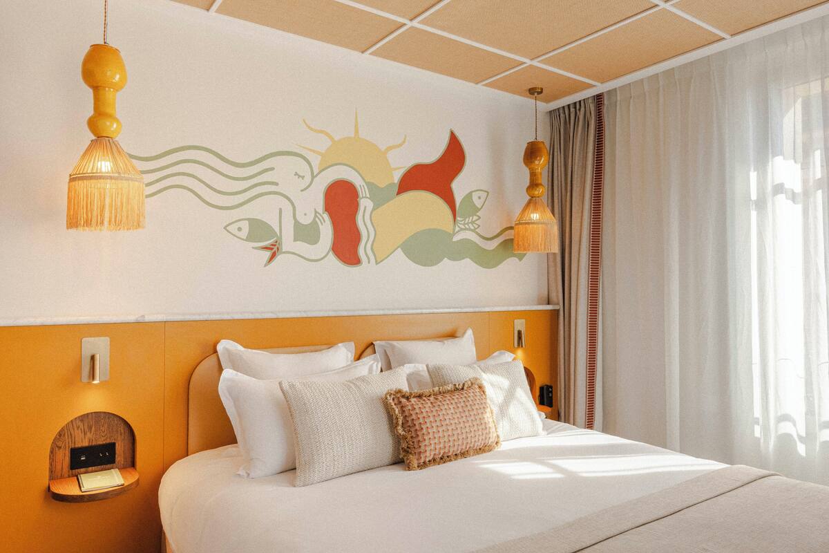 The Signature | In-room safe, blackout drapes, soundproofing, WiFi (free)