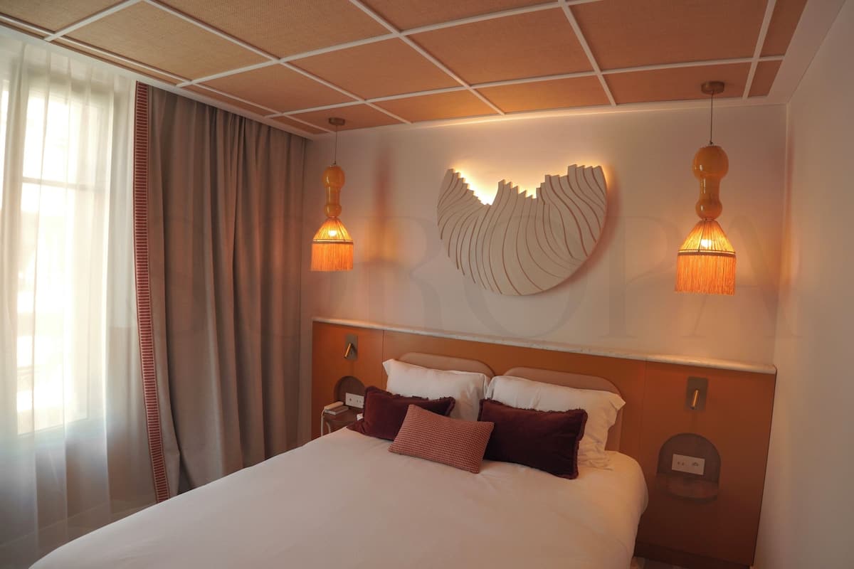 خزنة داخل الغرفة وستائر تعتيم وتجهيزات عازلة للصوت وواي فاي مجانًا