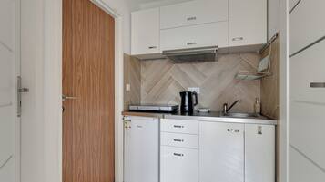 Comfort Apartment | Private kitchenette | Coffee/tea maker, electric kettle