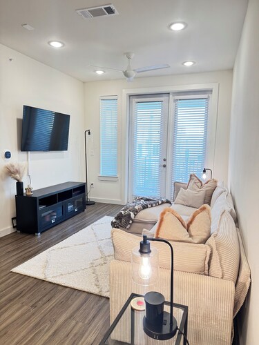 Luxury 1BR • Downtown Houston Living • Walkable • Modern Building