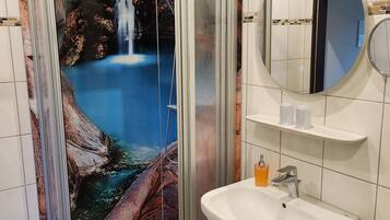 Dusche, Haartrockner, Handtücher