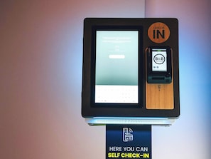 منصة إجراءات تسجيل الوصول/المغادرة