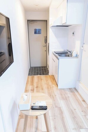 Kühlschrank, Mikrowelle, Kochgeschirr/Geschirr/Besteck