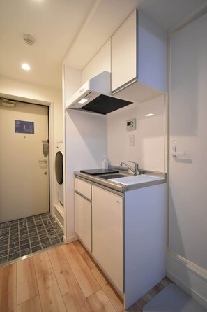 Refrigerador, microondas y utensilios de cocina 