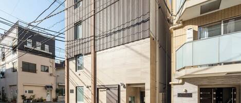 المنشأة من الخارج