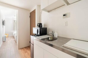 Refrigerador, microondas, tetera eléctrica y utensilios de cocina 
