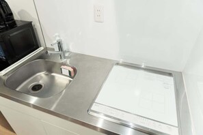 Fridge, microwave, electric kettle, cookware/dishes/utensils - ＃201 2021年新築 最大4名/スカイツリー徒歩圏内/浅草駅8分/本所吾妻橋駅3分/空港まで便利 (Sumida City)