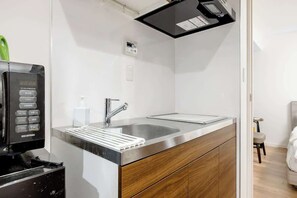 Kühlschrank, Mikrowelle, Kochgeschirr/Geschirr/Besteck