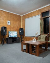 TV layar datar dan perapian