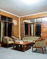TV layar datar dan perapian