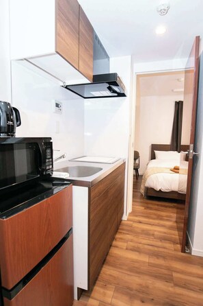 Fridge, microwave, cookware/dishes/utensils - ＃302 2021年新築 最大4名/スカイツリー徒歩圏内/浅草駅8分/本所吾妻橋駅3分/空港まで便利 (Sumida City)