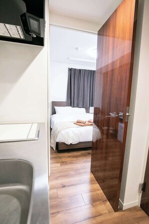 1 habitación, tabla de planchar con plancha, wifi y ropa de cama 