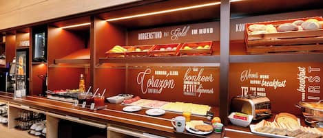 Desayuno buffet (EUR 13.90 por persona)