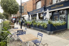 Outdoor dining - Cosy 1 bedroom apartment in Fulham (London)