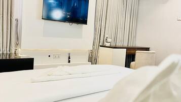 Quarto solteiro luxo | Escrivaninha, espaço de trabalho para notebook, Wi-Fi de cortesia