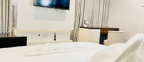 Bureau, espace de travail pour ordinateur portable, Wi-Fi gratuit