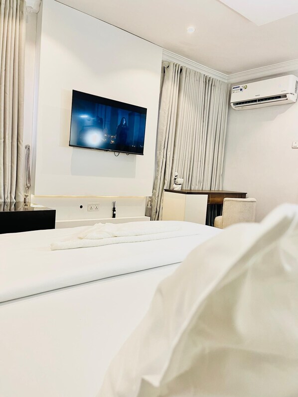 Deluxe Single Room | Desk, laptop workspace, free WiFi - The Bitachon Place (Lagos)