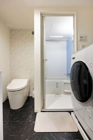 Douche, séchoir à cheveux, shampooing