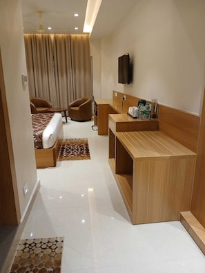 Deluxe Double Room | Living area