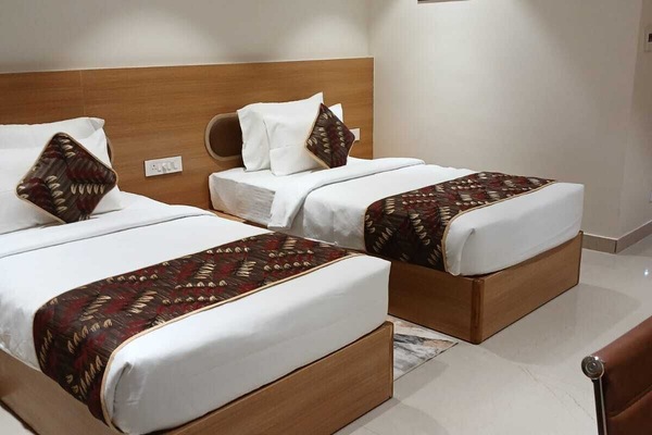 Deluxe Twin Room | Desk, laptop workspace, WiFi (free)