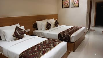 Family Quadruple Room | Desk, laptop workspace, free WiFi