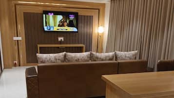Luxury Suite | Desk, laptop workspace, free WiFi