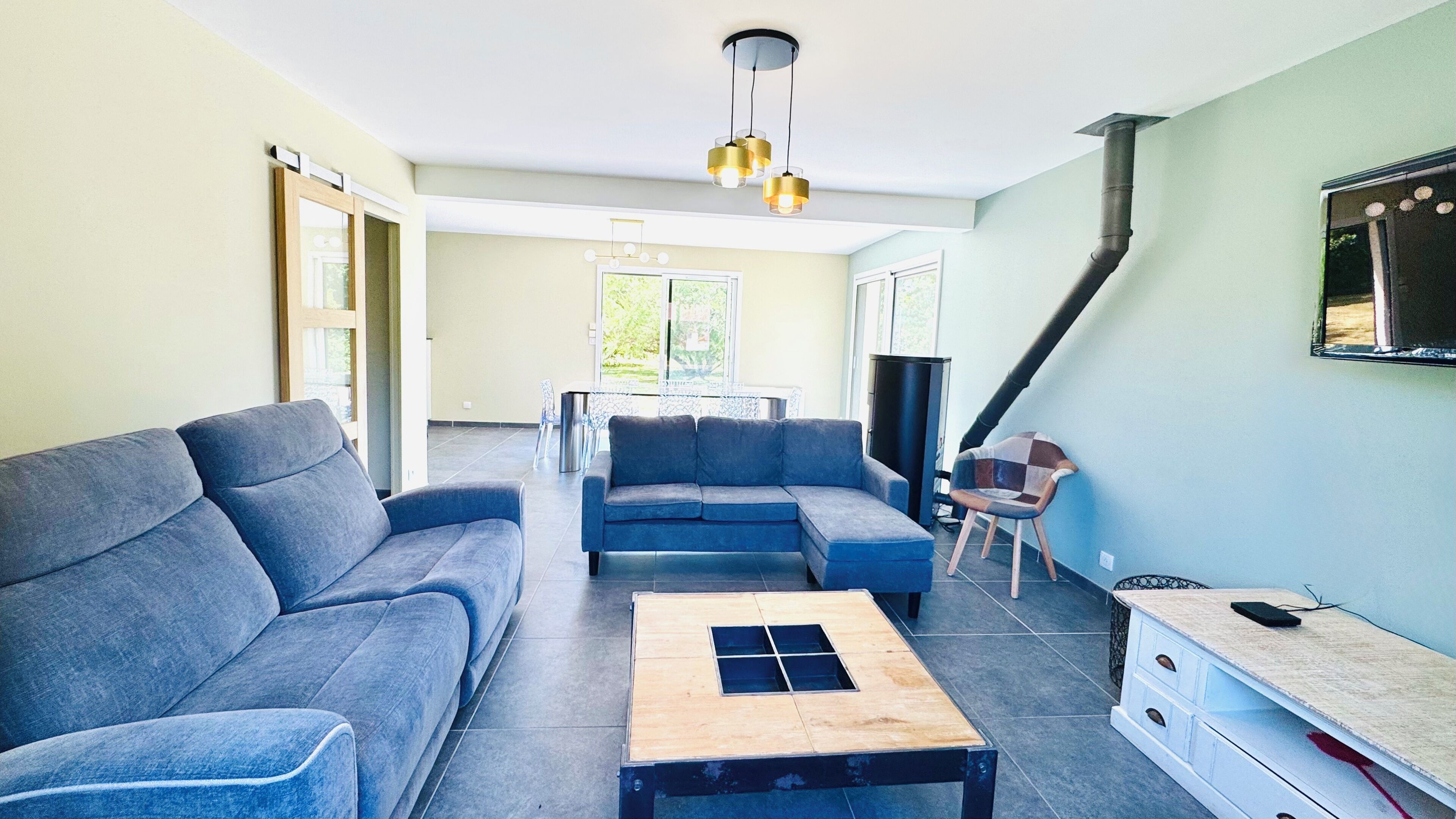 Televisie en een open haard