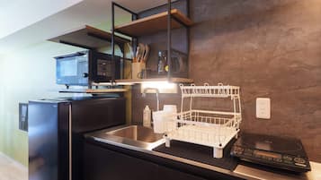 Kühlschrank, Mikrowelle, Herdplatte, Kochgeschirr/Geschirr/Besteck