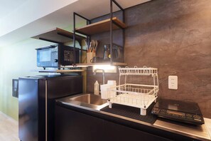 Refrigerador, microondas, placa de cocina, utensilios de cocina