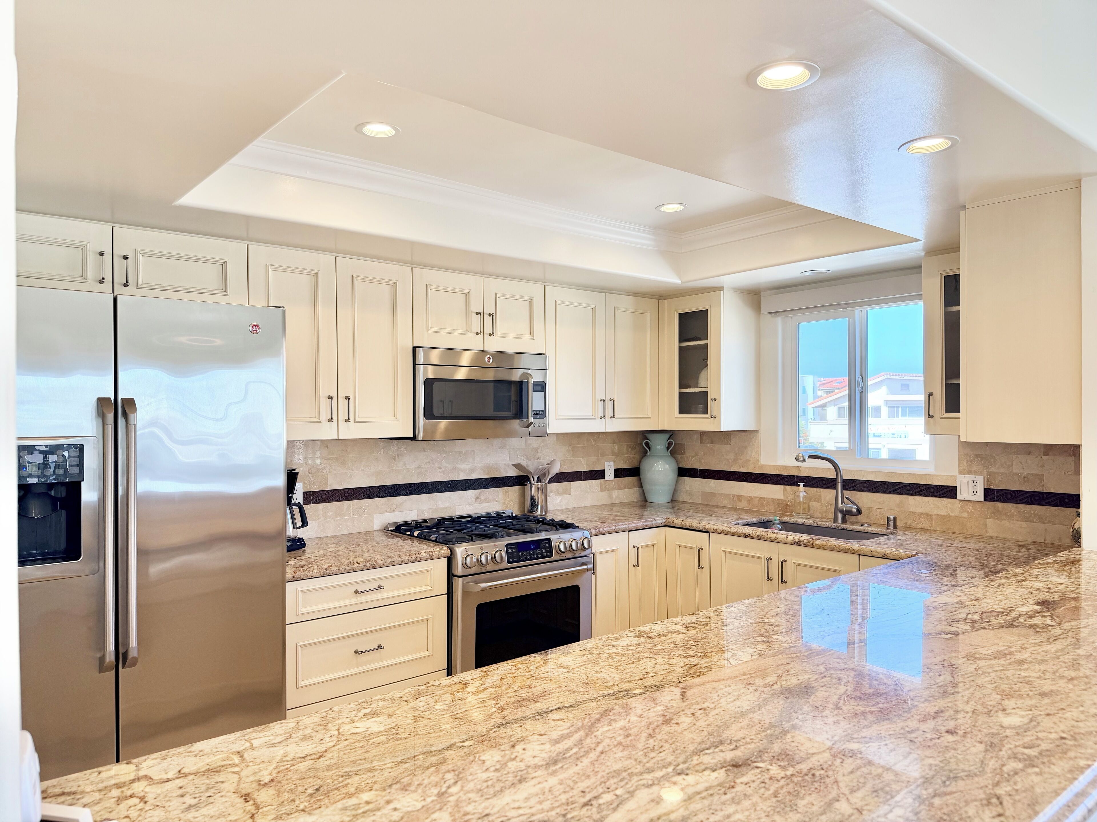 Geladeira, micro-ondas, fogão, lava-louças